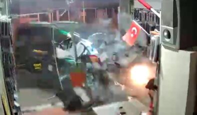 Rize’de hafif ticari aracın iş yerine daldığı anlar kameraya yansıdı