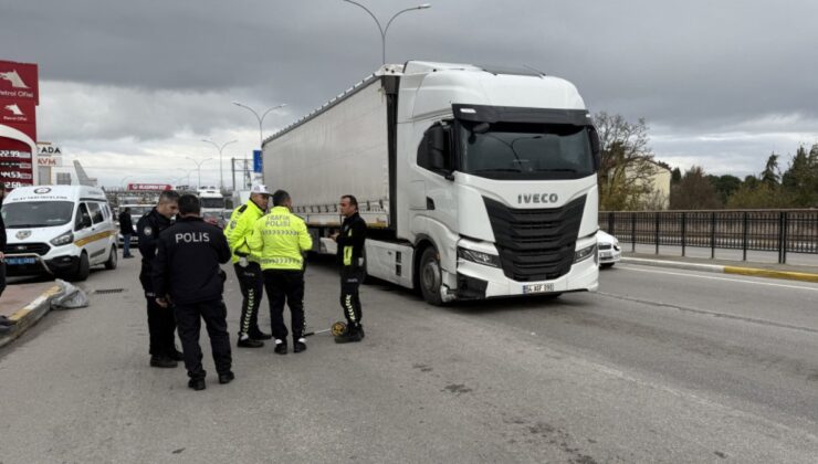 Sakarya’da araçların arasından yolun karşısına geçiyordu: Tırın altında kaldı