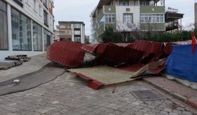 Samsun’da şiddetli lodostan çatılar uçtu