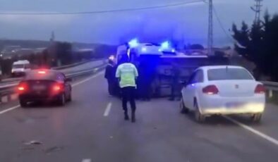 Sinop’da bariyerlere çarpan işçi servisi yan yattı: 15 yaralı