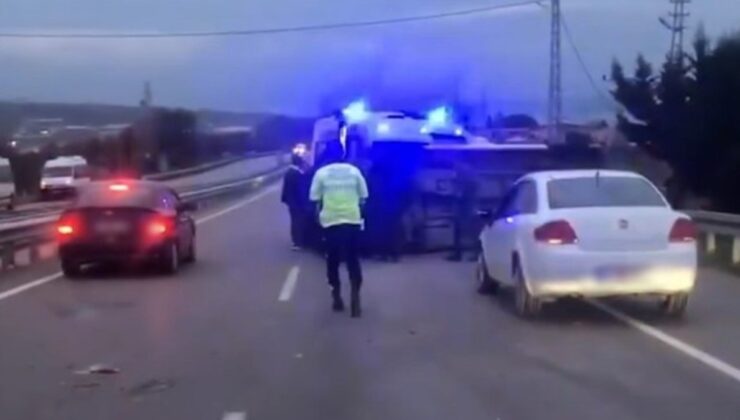 Sinop’da bariyerlere çarpan işçi servisi yan yattı: 15 yaralı