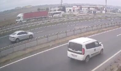 Tekirdağ’da 3 kişinin yaralandığı servis kazası kameraya yansıdı