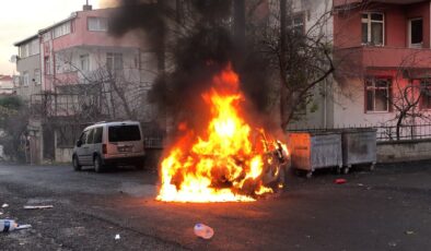 Tekirdağ’da park ettiği otomobil alev topuna döndü