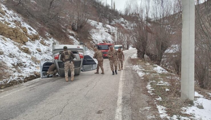 Van’da otomobil buzlanan yolda takla attı: 2 yaralı