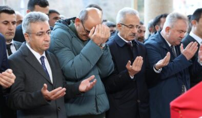 Abdulkadir Uraloğlu, Rize’de silahlı saldırıya uğrayan PTT görevlilerinin cenaze törenine katıldı