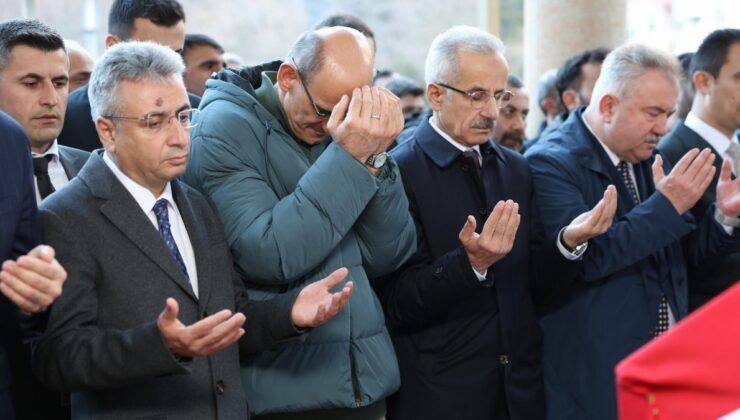 Abdulkadir Uraloğlu, Rize’de silahlı saldırıya uğrayan PTT görevlilerinin cenaze törenine katıldı