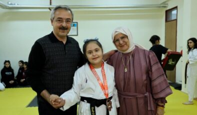 Adana’da down sendromlu Ayşegül ailesinin desteğiyle karate şampiyonu oldu