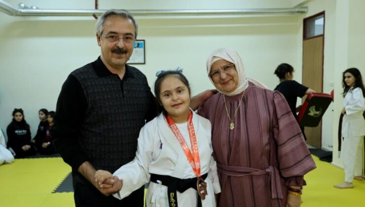 Adana’da down sendromlu Ayşegül ailesinin desteğiyle karate şampiyonu oldu