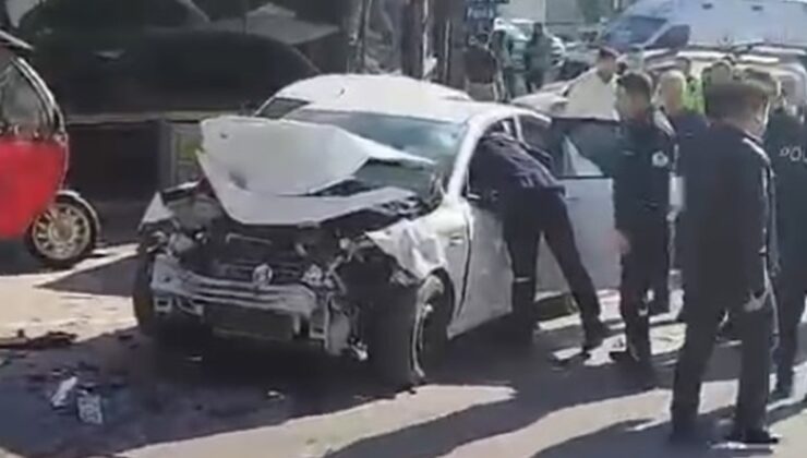 Adana’da motosikletle çarpışan otomobil yayaların arasına daldı: 1 ölü