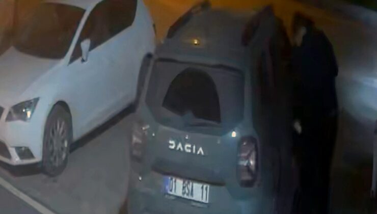 Adana’da park halindeki aracı soydu