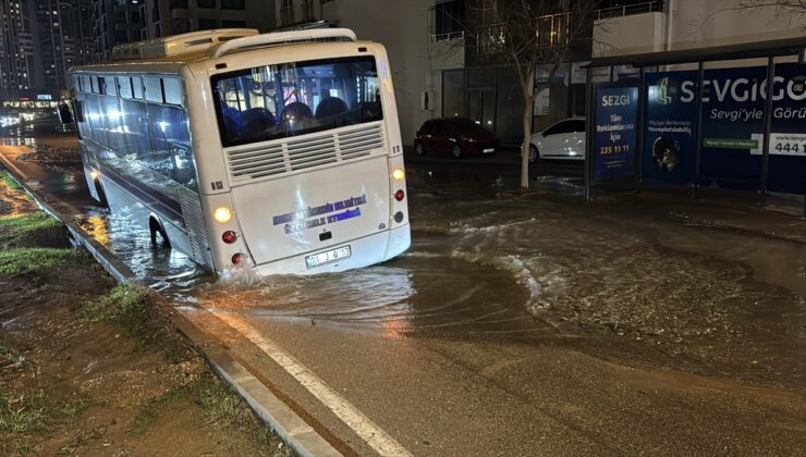 Adana’da su borusu patladı, otobüs çukura düştü