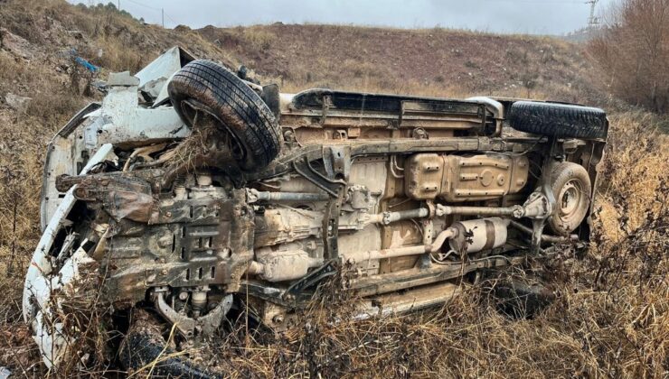 Adıyaman’da kamyonet şarampole yuvarlandı