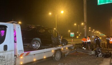 Ankara’da kontrolden çıkan otomobil direğe çarptı