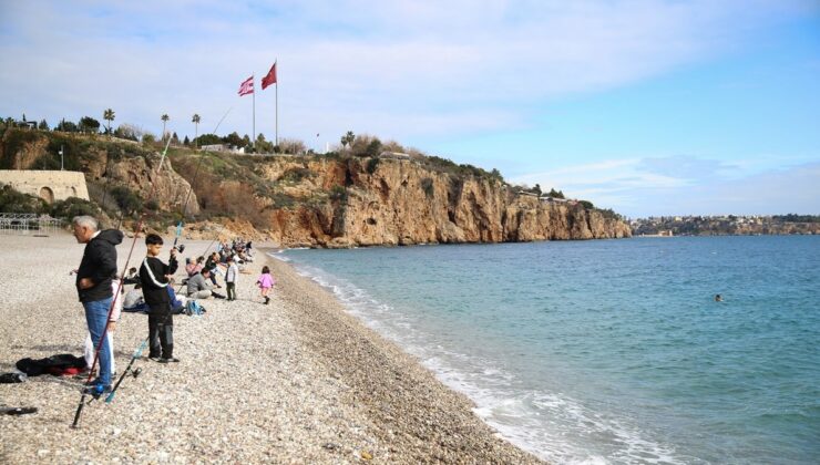 Antalya sahilleri yeni yılın ilk haftasında da dolu