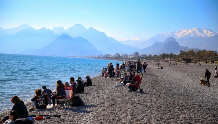 Antalya sahillerinde yeni yılın ilk günü yoğunluğu