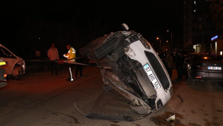 Antalya’da alkollü sürücü otomobiliyle park halindeki araçlara çarptı