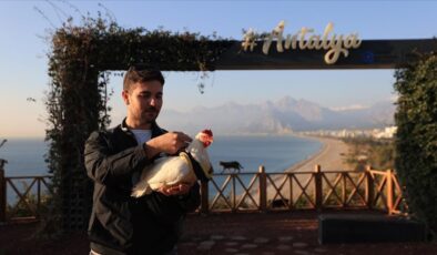 Antalya’da denizden kurtadığı tavuk “Deniz”, kürek sörfü eğitmenin yoldaşı oldu