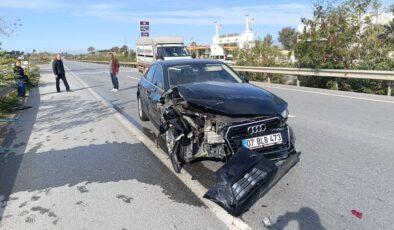 Antalya’da tırın sürüklediği araçtan burunları kanamadan çıktılar