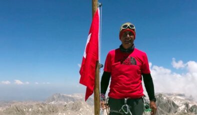 Antalya’da yıpranan bayrağı değiştirmek için gittiği dağda can verdi