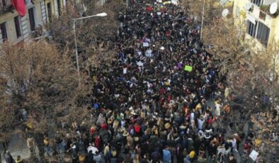 Arnavutluk’ta üniversite öğrencileri Eğitim ve Spor Bakanlığı önünde toplandı