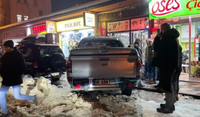 Artvin’de kontrolden çıkan kamyonet iş yerine daldı: 2 yaralı