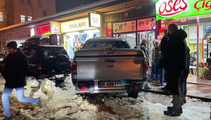 Artvin’de kontrolden çıkan kamyonet iş yerine daldı: 2 yaralı