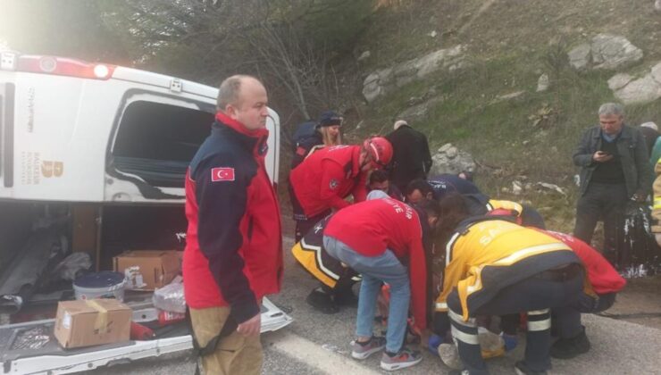 Balıkesir’de yolcu minibüsü ile otomobil çarpıştı: 2 ölü 18 yaralı