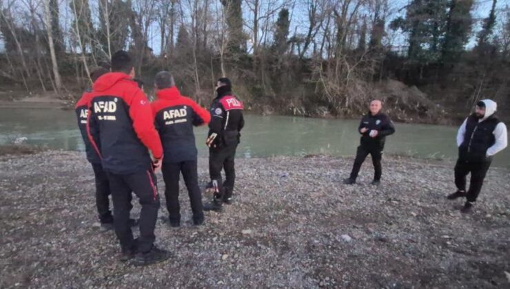 Bartın’da balık avlayan yunus, ırmakta mahsur kaldı