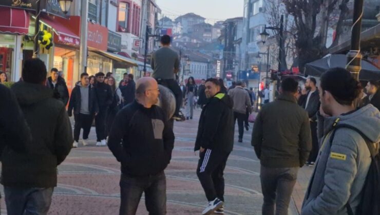 Bartın’da kalabalık caddeye atla giren şahsa polis engeli