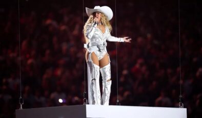 Beyonce’nin Noel NFL için sahnede! Tarzı da performansı da çok beğenildi