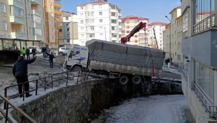 Bitlis’te buzda kayan kamyon, derenin duvarında asılı kaldı