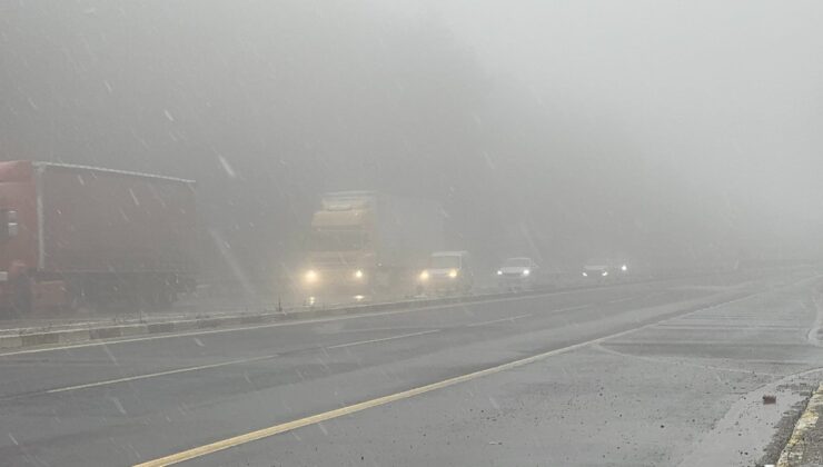 Bolu Dağı geçişinde kar yağışı