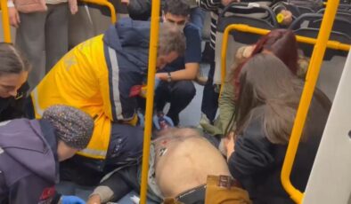 Bursa’da metroda kalp krizi geçirdi: Yolcular seferber oldu