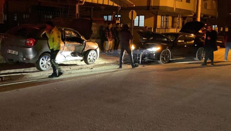 Bursa’da otomobillerin çarpıştığı kazada 3 kişi yaralandı