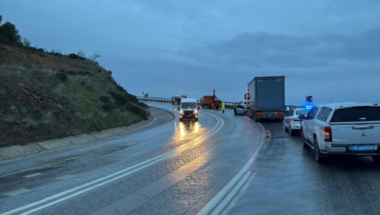 Bursa’da tır ile otomobil kafa kafaya çarpıştı