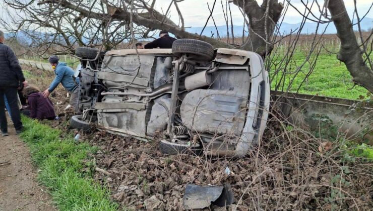 Bursa’da tırın çarptığı otomobil ağaçlık alana uçtu : 3 yaralı