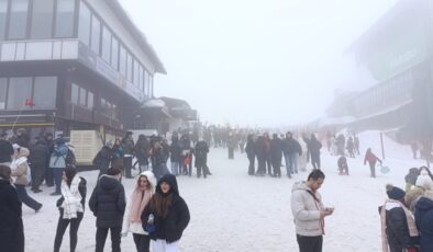 Bursa’da Uludağ kayak merkezlerine ziyaretçi akını