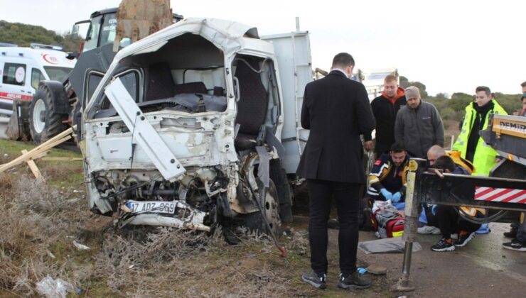 Çanakkale’de 2 kamyonet çarpıştı: Ölü ve yaralılar var