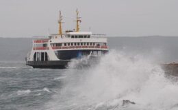 Çanakkale’de feribot seferlerine fırtına engeli