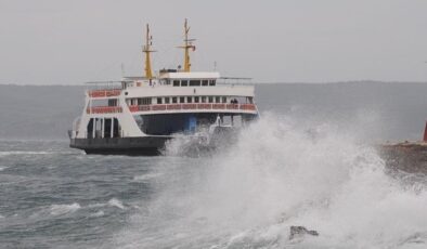 Çanakkale’de feribot seferlerine fırtına engeli