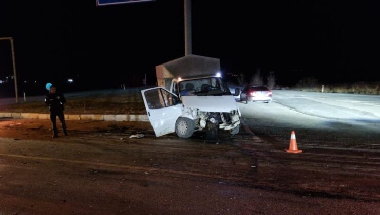 Çorum’da otomobil ile kamyonet çarpıştı: 2’si ağır 6 yaralı