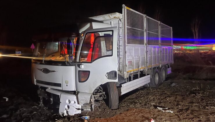 Çorum’da tarlaya uçan kamyonun sürücüsü yaralandı