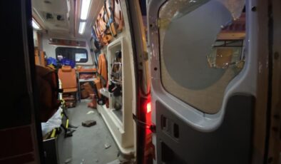 Diyarbakır’da hasta taşıyan ambulans taşlı saldırıya uğradı