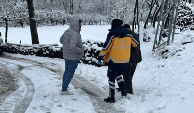Elazığ’da mahsur kalan hastayı hastaneye yetiştirmek için yol açıldı