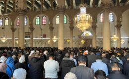 Emevi Camii’nde cuma namazı yoğunluğu