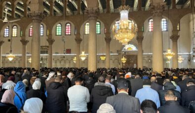 Emevi Camii’nde cuma namazı yoğunluğu