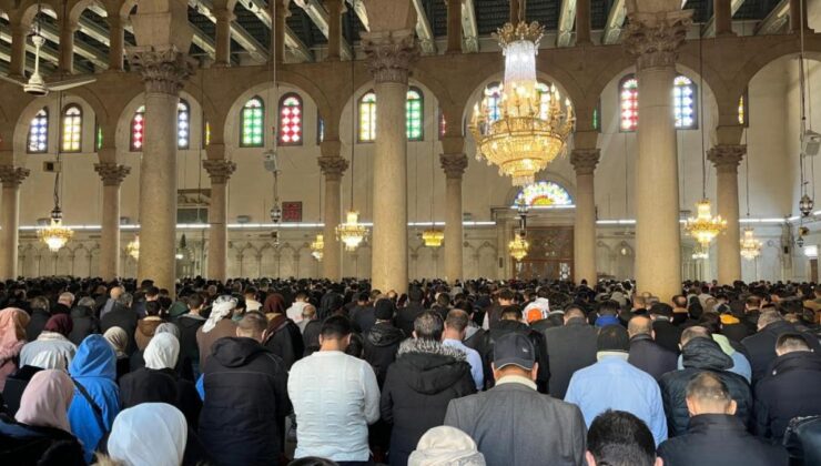 Emevi Camii’nde cuma namazı yoğunluğu