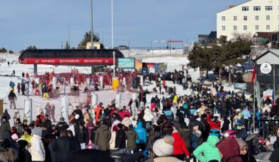 Erciyes Kayak Merkezi’ne yeni yılın ilk gününde ziyaretçi akını