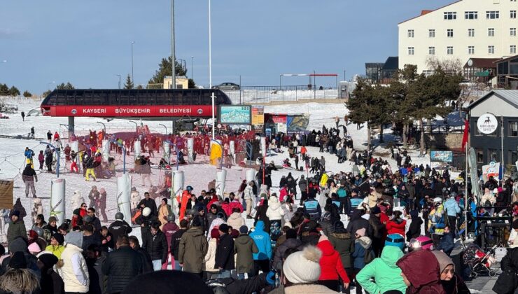 Erciyes Kayak Merkezi’ne yeni yılın ilk gününde ziyaretçi akını