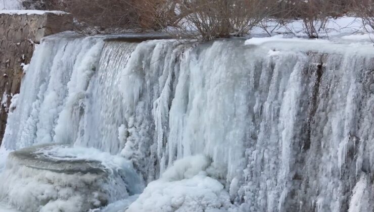 Erzincan’da buz tutan göl ve göletler görüntülendi